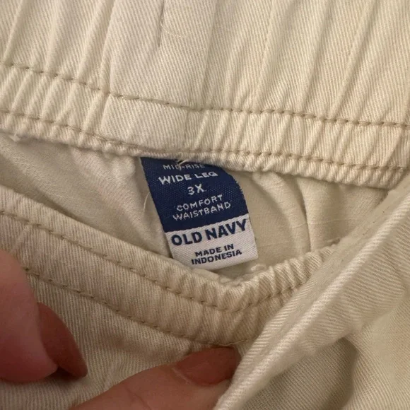 Old Navy Cream Cargo Pants - Picture 5 of 6